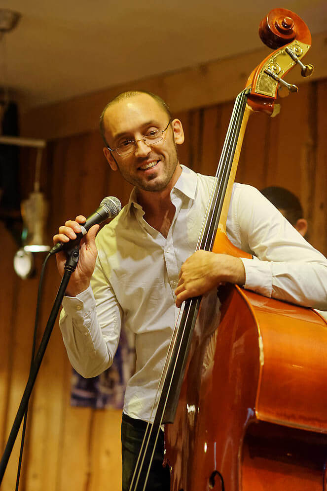 Cédric Martin, contrebasse du Missives Trio, trio de jazz de la Drôme, en concert