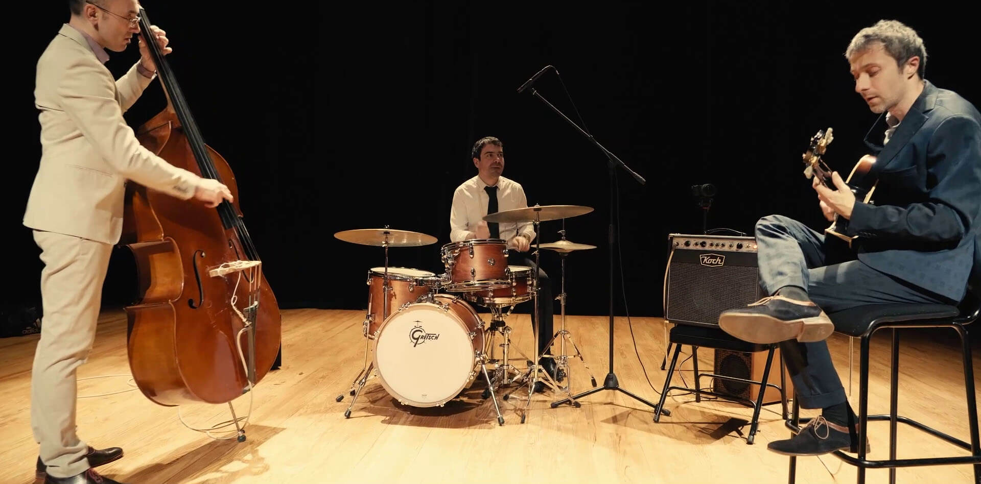 Missives Trio, trio de jazz de la Drôme, en concert sur scène : guitare jazz, contrebasse et batterie