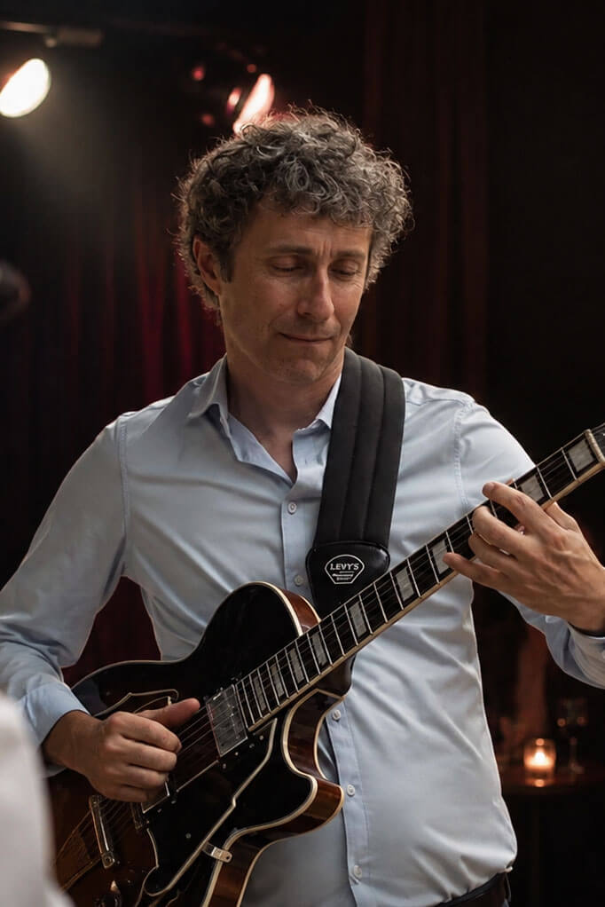 Tomy Vincent, guitare du Missives Trio, trio de jazz de la Drôme, en concert